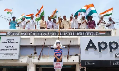 மணிப்பூரில் பெண்கள் மீதான கொடூரம்: கைதான வாலிபரின் உருவ பொம்மையை தூக்கிலிட்டு காங்கிரசார் போராட்டம்