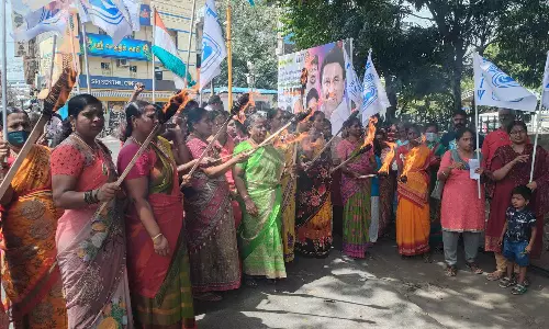 மணிப்பூர் சம்பவத்தை கண்டித்து தேசிய மாதர் சம்மேளனத்தினர் தீப்பந்தம் ஏந்தி போராட்டம்