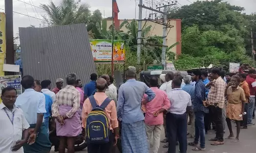 அரசு இடத்தில் தனி நபர் ஆக்கிரமிப்பு: மின் ஊழியர்கள், பொதுமக்கள் முற்றுகை போராட்டம்