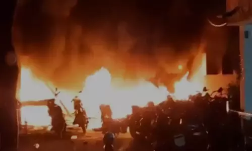 குறைந்த மின் அழுத்தத்தால் தீ விபத்தில் சிக்கிய காவல் நிலையம்- 4 போலீசார் மருத்துவமனையில் அனுமதி