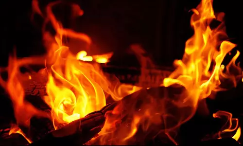 தவறான நடத்தையால் வெளியேற்றப்பட்ட நபர்- பழிவாங்க பாருக்கு தீ வைப்பு: 11 பேர் உயிரிழப்பு