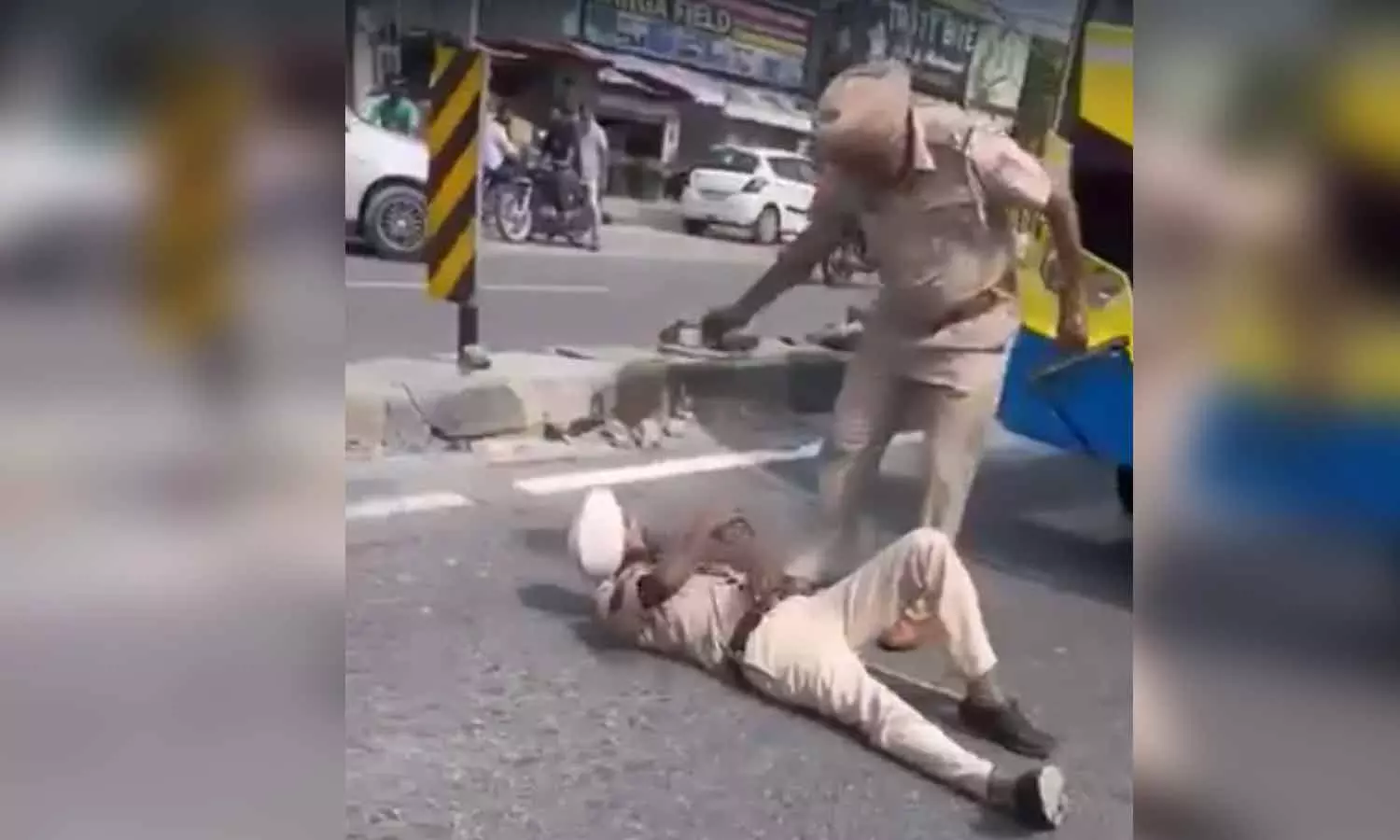 நான் திருடர்களை பிடித்து கொடுத்தால் பணத்திற்காக விட்டுவிடுகிறார்கள்.. சாலையில் படுத்து போராடிய போலீஸ்காரர் நான் திருடர்களை பிடித்து கொடுத்தால் பணத்திற்காக விட்டுவிடுகிறார்கள்.. சாலையில் படுத்து போராடிய போலீஸ்காரர்