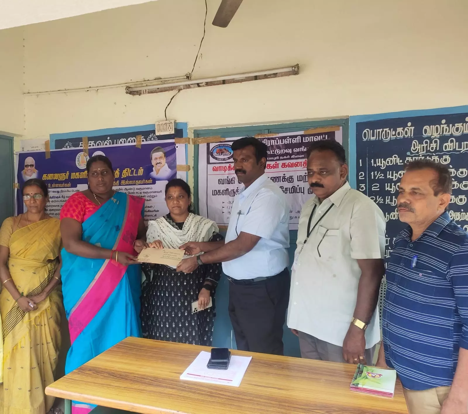 பெண்ணுக்கு பாராட்டு பெண்ணுக்கு பாராட்டு