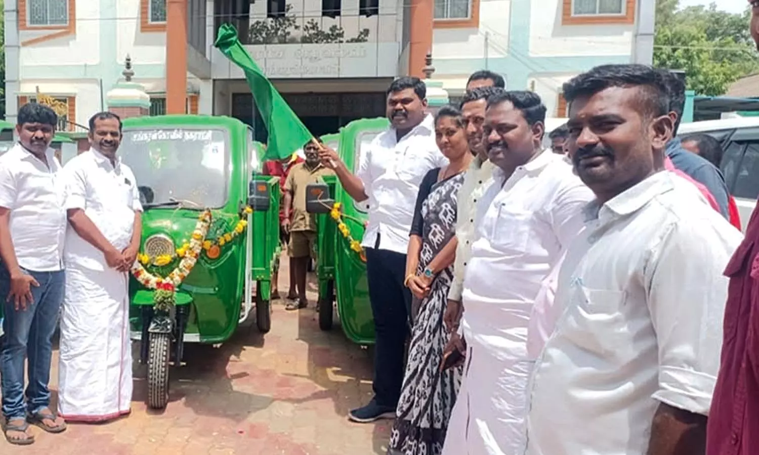 சங்கரன்கோவிலில் நகராட்சி தூய்மை பணிகளுக்காக பேட்டரி வாகனங்கள்-ராஜா எம்.எல்.ஏ. வழங்கினார் சங்கரன்கோவிலில் நகராட்சி தூய்மை பணிகளுக்காக பேட்டரி வாகனங்கள்-ராஜா எம்.எல்.ஏ. வழங்கினார்
