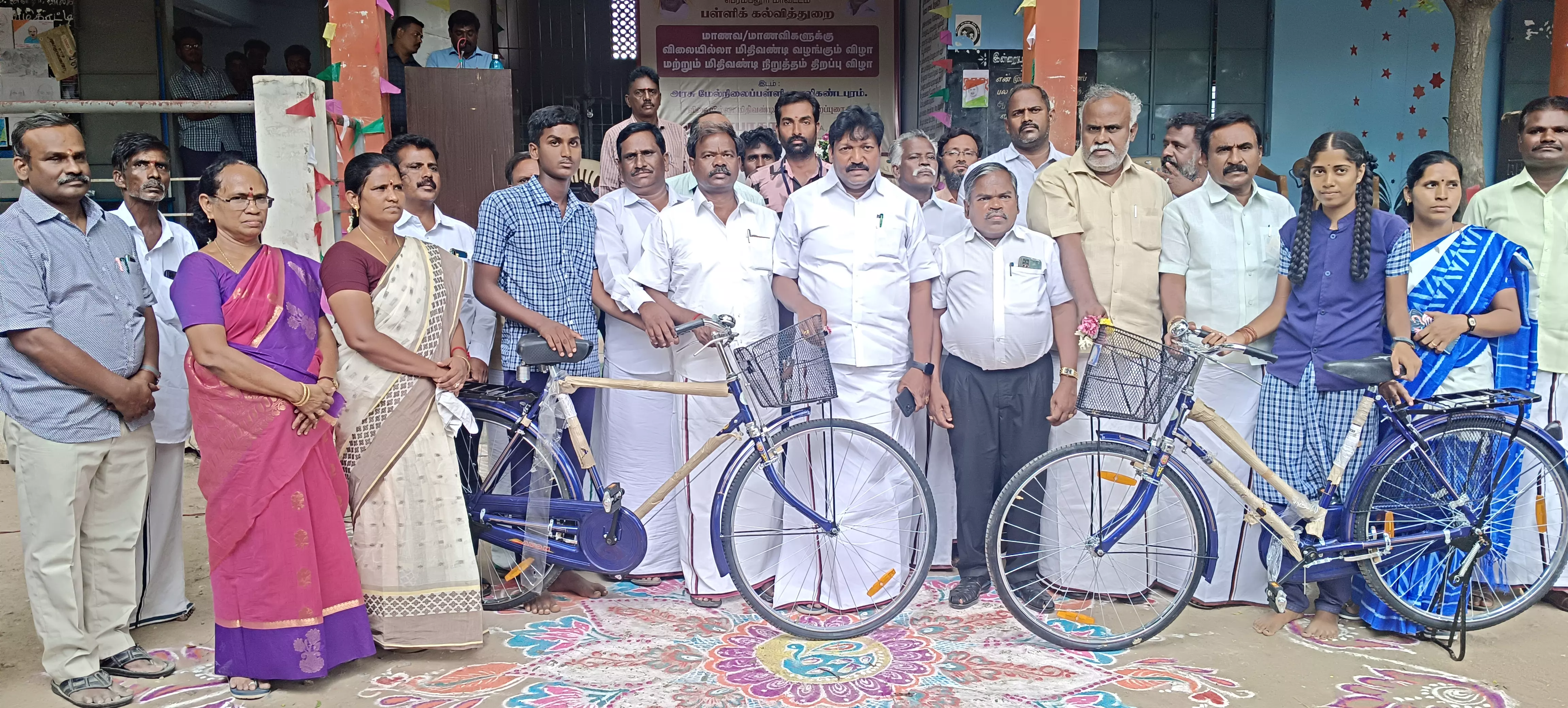 மாணவர்களுக்கு விலையில்லா மிதிவண்டிகள் மாணவர்களுக்கு விலையில்லா மிதிவண்டிகள்