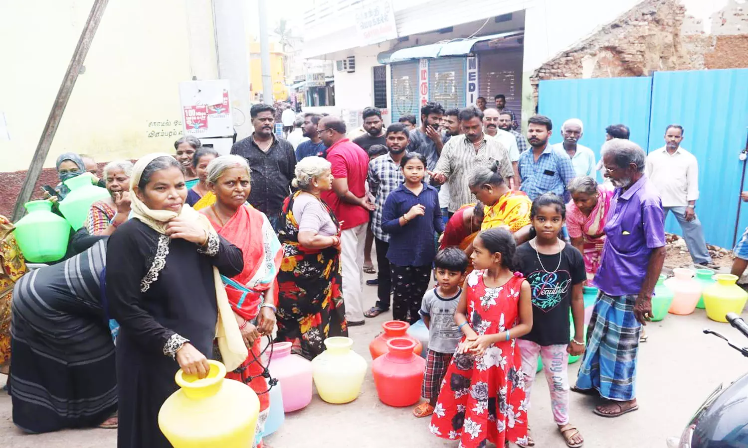 குடிநீர் கேட்டு பெண்கள் காலி குடங்களுடன் மறியல் குடிநீர் கேட்டு பெண்கள் காலி குடங்களுடன் மறியல்