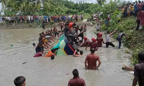வங்காளதேசத்தில் குளத்தில் பேருந்து கவிழ்ந்து விபத்து: 17 பேர் பலி- 35 பேர் படுகாயம்
