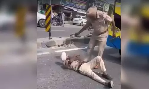 நான் திருடர்களை பிடித்து கொடுத்தால் பணத்திற்காக விட்டுவிடுகிறார்கள்.. சாலையில் படுத்து போராடிய போலீஸ்காரர்