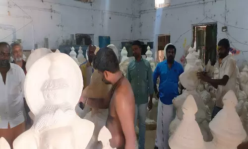 சதுர்த்தி விழாவையொட்டி விநாயகர் சிலைகளுக்கு வர்ணம் பூசும் பணி