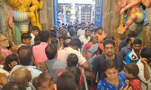 ஆடி பூரத்தை முன்னிட்டு திருநள்ளாறு சனீஸ்வரர் கோவிலில் குவிந்த பக்தர்கள்