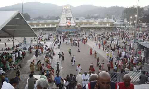 திருப்பதியில் அலைமோதும் பக்தர்கள் கூட்டம்: 15 மணி நேரம் காத்திருந்து தரிசனம்