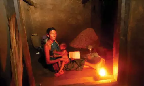 ஆசனூர் அருகே 3 -வது நாளாக மின்தடையால் இருளில் மூழ்கிய 50 மலை கிராமங்கள்  குடிநீர் இல்லாமல் மக்கள் கடும் அவதி