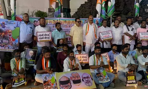 வாயில் கருப்பு துணி கட்டி புதுவை இளைஞர் காங்கிரசார் போராட்டம்