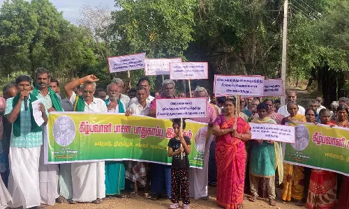 3-வது நாளாக தொடர் போராட்டம்- கீழ் பவானி வாய்க்காலில் இறங்கி பாசன பாதுகாப்பு இயக்கத்தினர் ஆர்ப்பாட்டம்