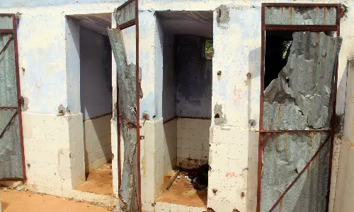 அரசு பள்ளியில் பாழடைந்த கழிவறையை சீரமைக்க கோரிக்கை