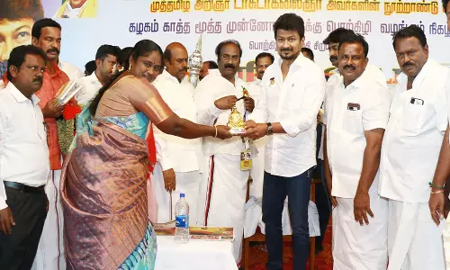 கள்ளக்குறிச்சி மாவட்டத்திற்கு வருகை தந்த அமைச்சர் உதயநிதி ஸ்டாலினுக்கு நினைவு பரிசாக கருணாநிதி சிலை