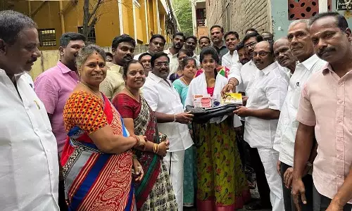 பொதுதேர்வில் தேர்ச்சி பெற்ற மாணவர்களுக்கு பரிசு - உதவிதொகை