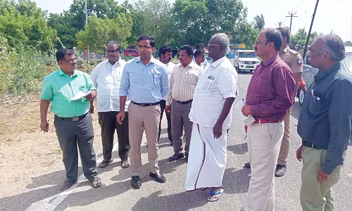 ஆறுமுகநேரி அருகே வாய்க்கால் ஆக்கிரமிப்பை அகற்றும் பணி - கலெக்டர் செந்தில்ராஜ் நேரில் ஆய்வு