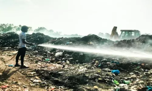 ராமையன்பட்டி  குப்பை கிடங்கில் 4-வது நாளாக தொடரும் தீயணைக்கும் பணி