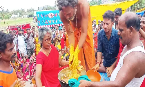 ஆதிபராசக்தி அம்மன் கோவிலில் கொதிக்கும் எண்ணெயில் வெறும் கையால் வடை எடுத்த பக்தர்