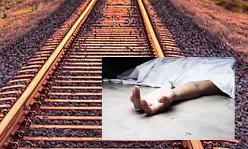 ரெயில் நிலைய யார்டில் பிணமாக கிடந்த வாலிபர்