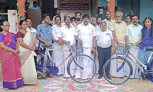 மாணவர்களுக்கு விலையில்லா மிதிவண்டிகள்