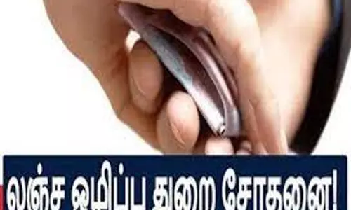 வாளையார் சோதனைச்சாவடியில் லஞ்ச ஒழிப்பு சோதனையின் போது பணம் கொடுக்க வந்த டிரைவர்கள்