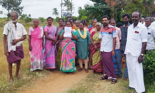 3 நாட்களாக மின்சாரம் இன்றி தவிக்கும் கிராம மக்கள்