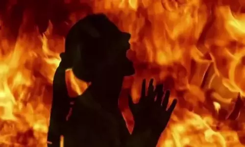 தாய் இறந்த சோகத்தில் மகள் தீக்குளித்து தற்கொலை