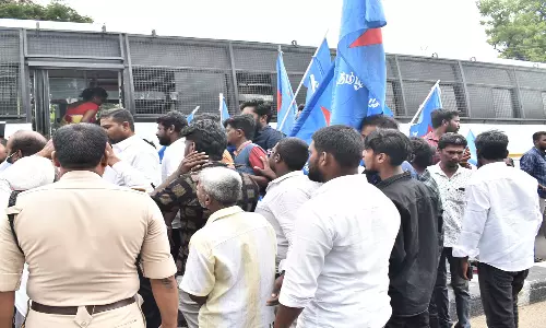 ஈரோட்டில் ரெயில் மறியலுக்கு முயன்ற தமிழ் புலிகள் கட்சியினர் 50 பேர் கைது