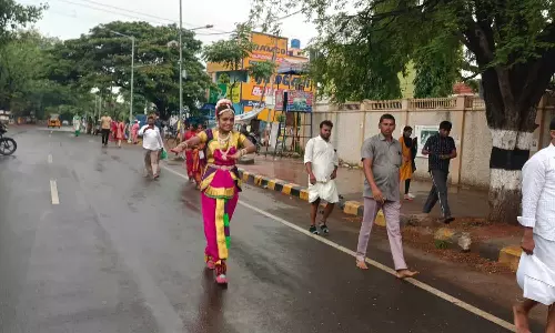 உலக நன்மைக்காக ஆந்திரா மாநிலத்தை சேர்ந்த இளம் பெண் பரதநாட்டியம் ஆடியபடி கிரிவலம்