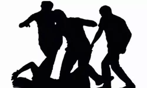 கே.கே.நகரில் மோட்டார் சைக்கிளில் பெட்ரோல் திருடிய வாலிபர்களுக்கு தர்ம அடி