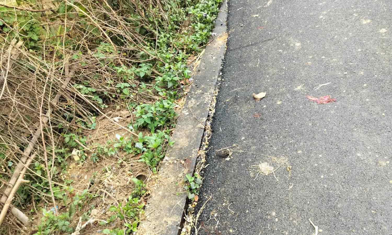 சாலை ஓரமாக கிடந்த மின் கம்பத்தின் மேல் போடப்பட்ட தார்ச்சாலை