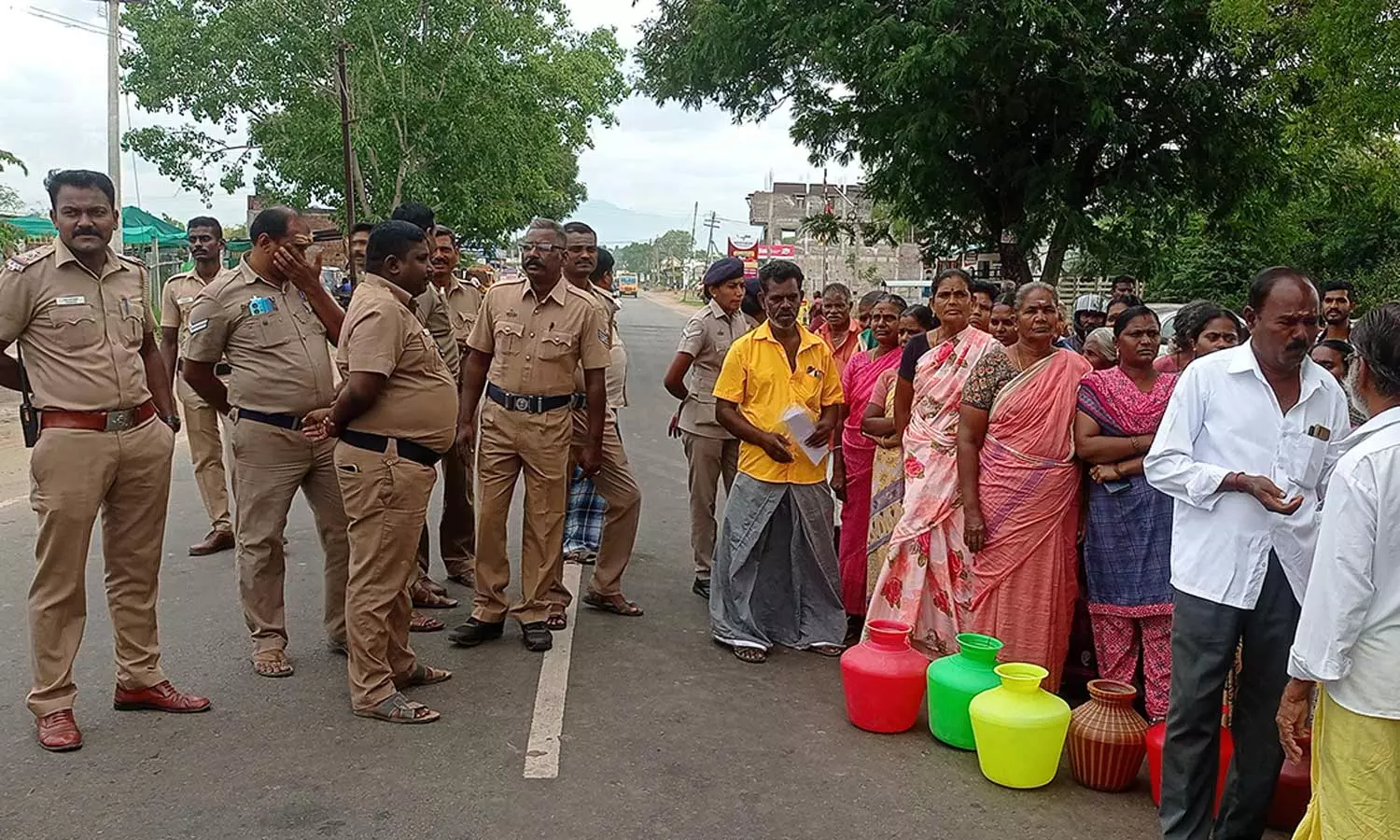 அந்தியூர் அருகே சீரான குடிநீர் கேட்டு காலி குடங்களுடன் பெண்கள் சாலை மறியல்- போக்குவரத்து பாதிப்பு அந்தியூர் அருகே சீரான குடிநீர் கேட்டு காலி குடங்களுடன் பெண்கள் சாலை மறியல்- போக்குவரத்து பாதிப்பு