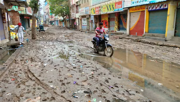 சேலத்தில் 1 மணி நேரம் கொட்டித்தீர்த்த மழை சாலைகள் சேறும், சகதியுமாக மாறியது