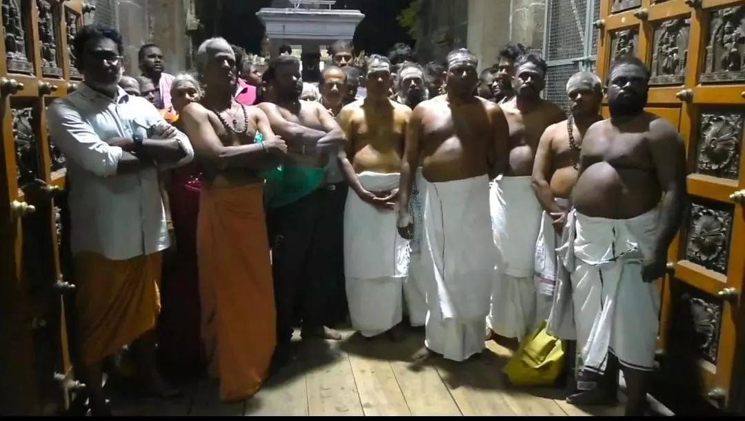 சிவனடியார்கள் உள்ளிருப்பு போராட்டம் சிவனடியார்கள் உள்ளிருப்பு போராட்டம்