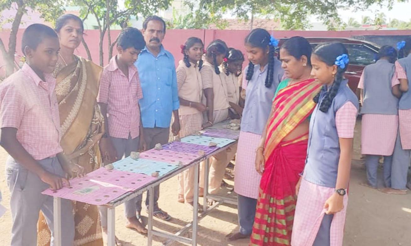 வாழைத்தோட்டம் அரசு பள்ளியில் பழங்கால நாணயங்கள் கண்காட்சி வாழைத்தோட்டம் அரசு பள்ளியில் பழங்கால நாணயங்கள் கண்காட்சி