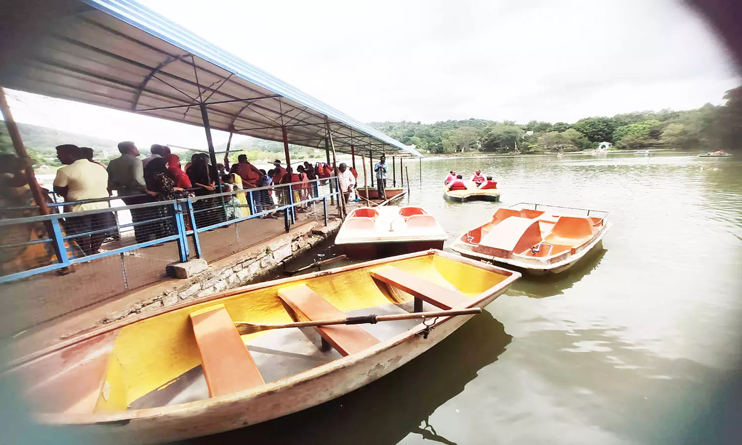 மழை காரணமாக சுற்றுலா பயணிகள் வருகை குறைந்தது மழை காரணமாக சுற்றுலா பயணிகள் வருகை குறைந்தது