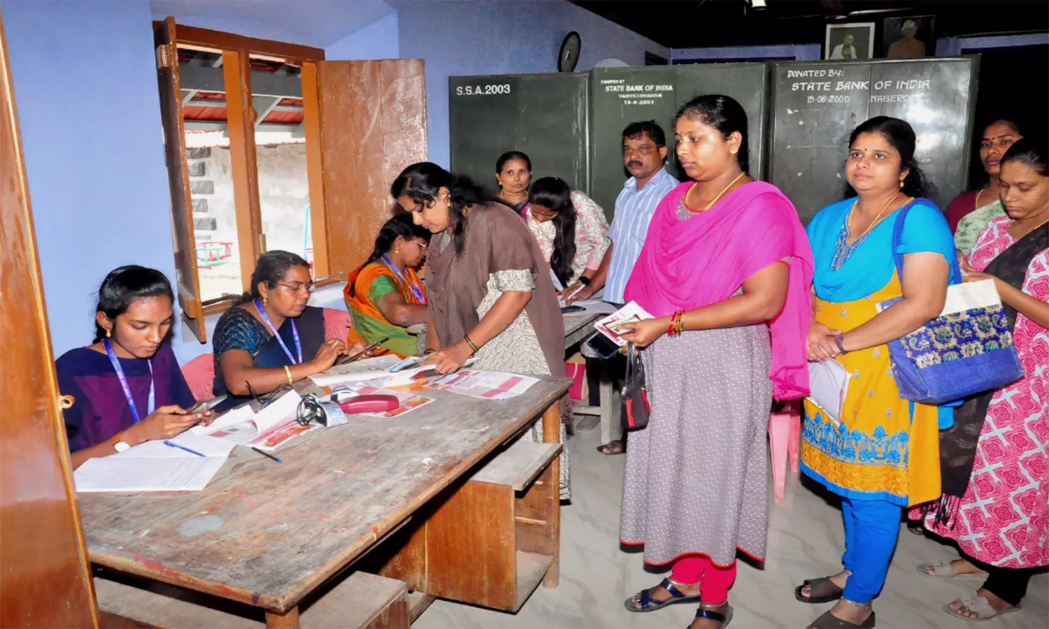 கலைஞர் மகளிர் உரிமை திட்டம் முகாமில் திரண்ட பெண்கள் கலைஞர் மகளிர் உரிமை திட்டம் முகாமில் திரண்ட பெண்கள்