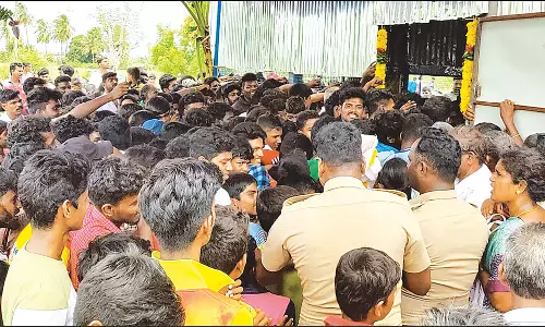 10 ரூபாய் நாணயத்துக்கு சிக்கன் பிரியாணி: முண்டியடித்து வாங்கிய பொதுமக்கள்