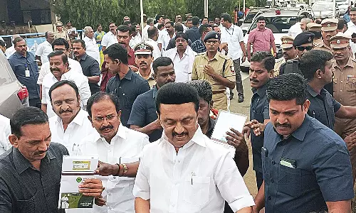 சேலம் காமலாபுரம் விமான நிலையத்தில் முதலமைச்சர் மு.க.ஸ்டாலினுக்கு உற்சாக வரவேற்பு