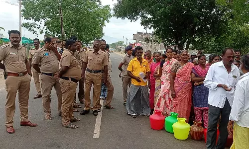 அந்தியூர் அருகே சீரான குடிநீர் கேட்டு காலி குடங்களுடன் பெண்கள் சாலை மறியல்- போக்குவரத்து பாதிப்பு