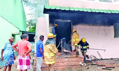கோவில்பட்டி அருகே தீப்பெட்டி ஆலை அலுவலகத்தில் பயங்கர தீ விபத்து- பல லட்சம் மதிப்புள்ள பொருட்கள் எரிந்து நாசம்