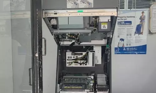 பழனியில் ஏ.டி.எம். எந்திரத்தை உடைத்து கொள்ளையடிக்க முயன்ற வாலிபர்