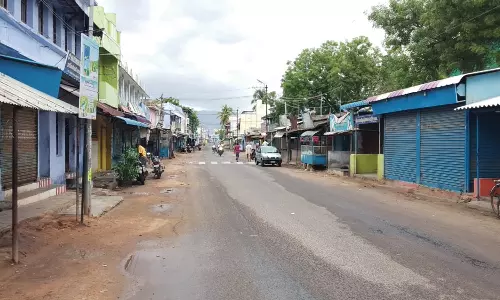 பஸ்கள் ஊருக்குள் வராமல் செல்வதை கண்டித்து நாங்குநேரியில் கடையடைப்பு போராட்டம்