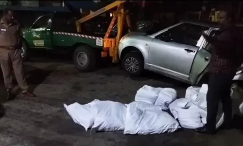 ஊத்தங்கரை அருகே கார் மோதி வாலிபர் பலி- வண்டியில் 30 குட்கா மூட்டைகளை பறிமுதல் செய்த போலீசார்