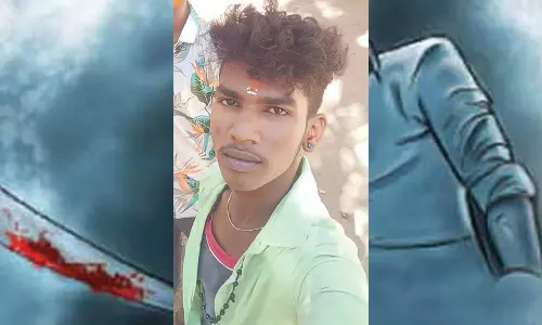 வாலிபர் சரமாரி வெட்டிக்கொலை: காதல் விவகாரம் காரணமா? - போலீசார் விசாரணை