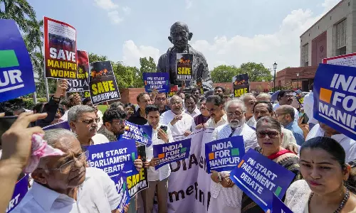 பாராளுமன்ற வளாகத்தில் எதிர்க்கட்சிகள் போராட்டம்