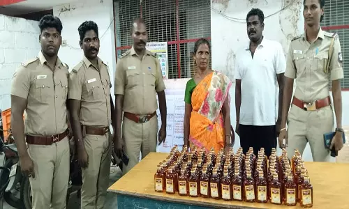 உளுந்தூர்பேட்டை பஸ் நிலையத்தில் புதுவை மாநிலத்தில் இருந்து மது பாட்டில்கள் கடத்தி வந்த பெண் கைது