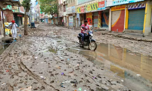 சேலத்தில் 1 மணி நேரம் கொட்டித்தீர்த்த மழை சாலைகள் சேறும், சகதியுமாக மாறியது